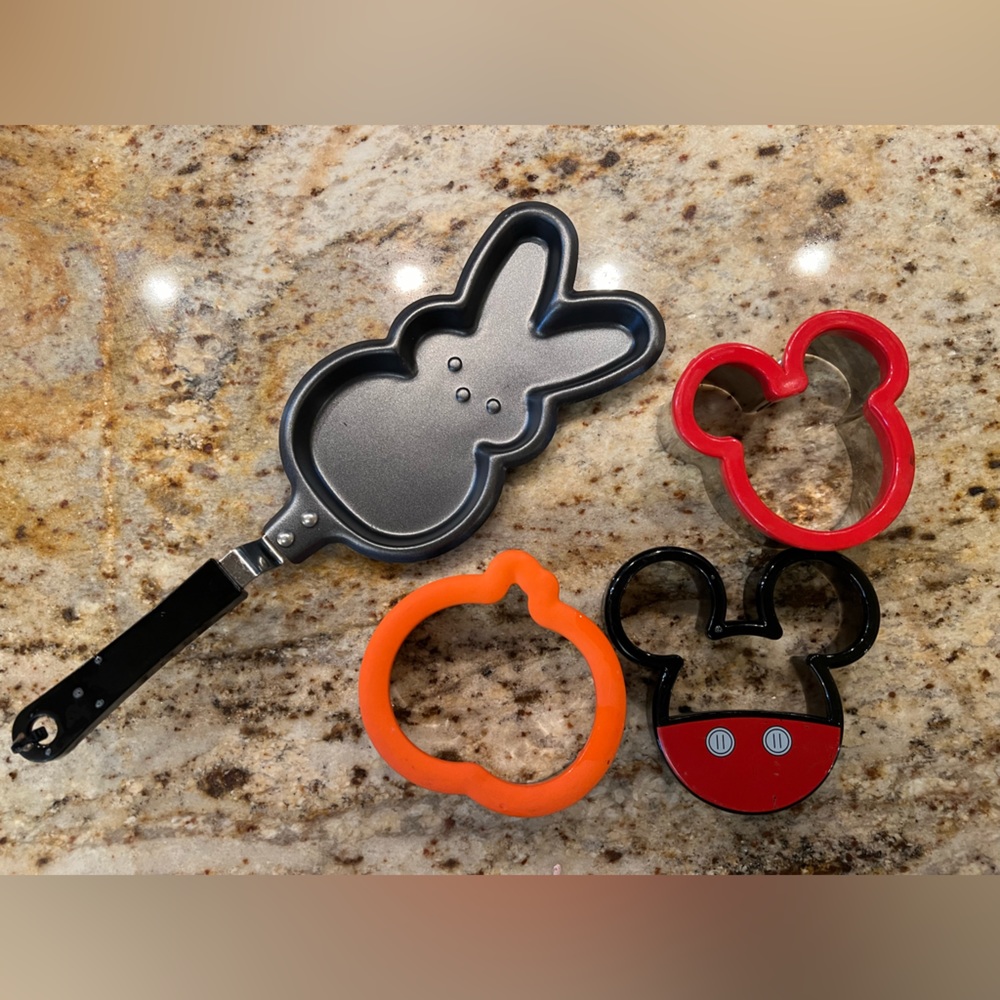 Kids bunny pancake-maker/Disney Mickey Mouse sandwich cut/pancake shape maker.